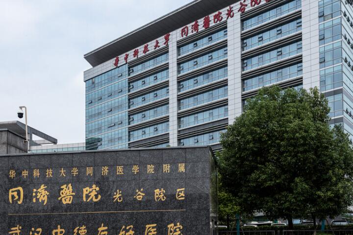 武汉同济口腔医院种植牙价格表一览：明晰种植牙、牙齿矫正及牙冠费用（附医生推荐）
