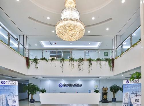 南京金陵口腔医院张银凯做牙齿种植好不好？医生介绍附种植牙案例和价格表！