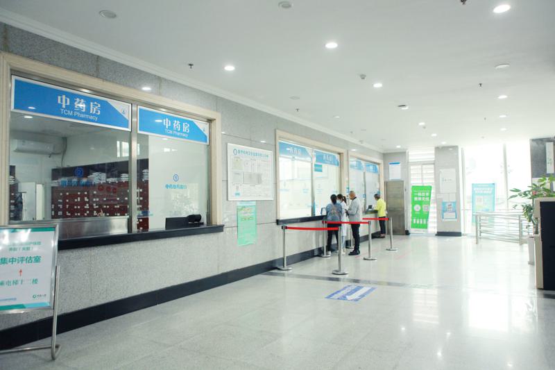 成都西部中西医结合医院隆胸手术价格表，专家怎么样及价格表解析