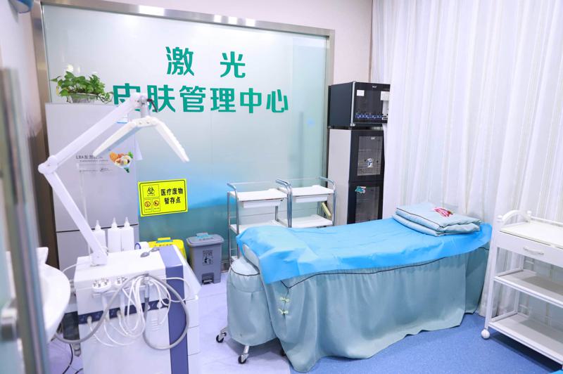 台张宏欣眼部整形价格附上整形价目表，2025【价格表】~ 眼部修复100元起(图1)