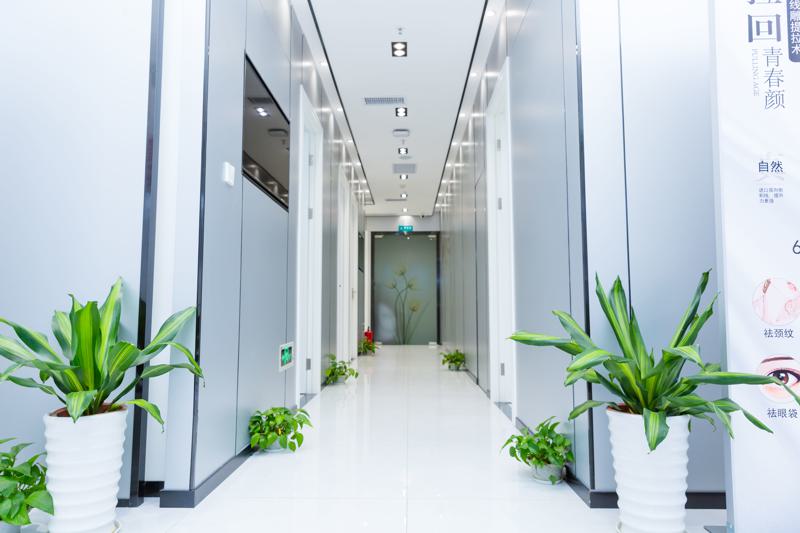 深圳哪个医院可以做黄金微针？瑞芙臣、蝶变、臻艺等医院实力非同小可。
