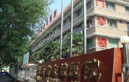 陕西友谊医院整形科假体隆胸价格贵吗？假体隆胸优势，项目价格及留疤情况分(图1)
