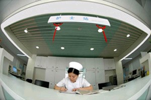 北京玻尿酸隆鼻医院推荐：排名前几的整形医院及其价格因素解析(图2)